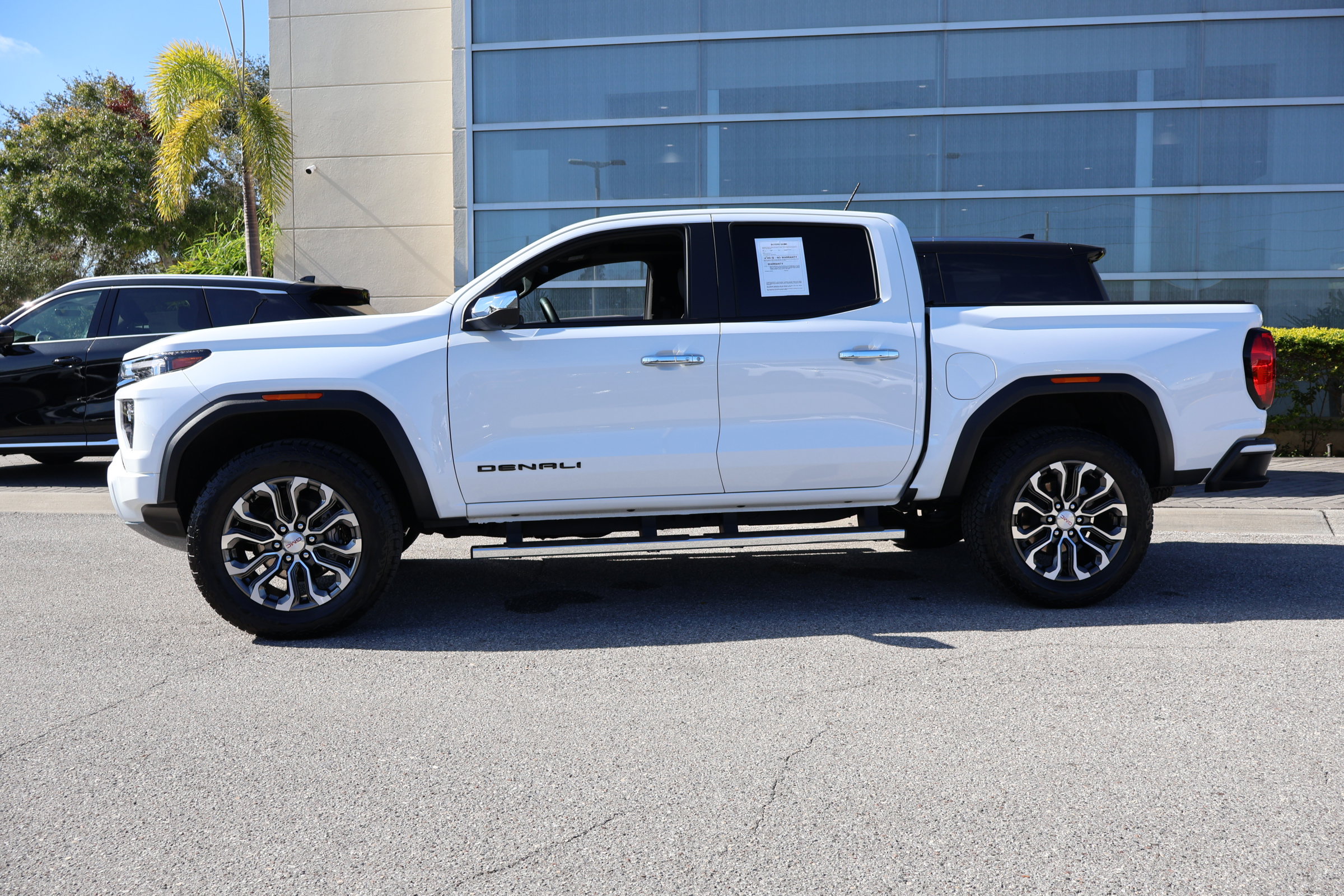 Used 2025 GMC Canyon Denali image 6