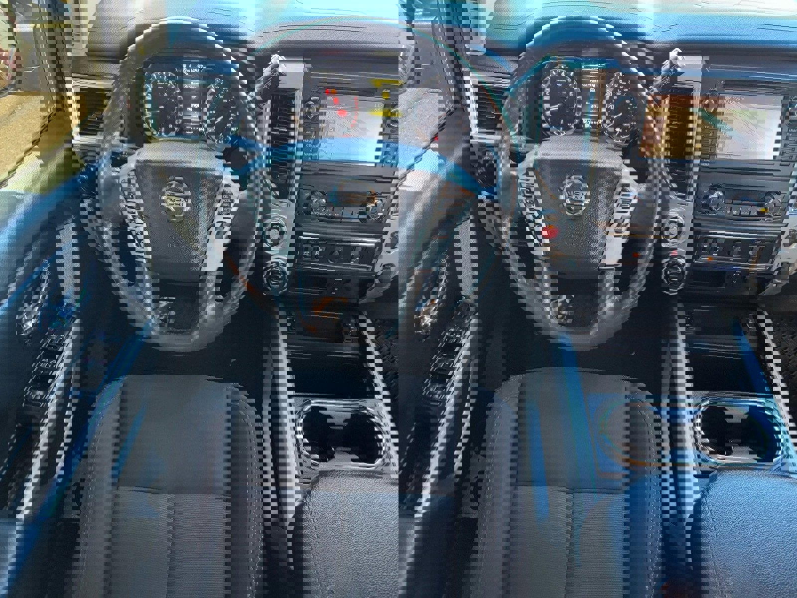 Used 2018 Nissan Titan SV w/ SV Convenience Package image 13