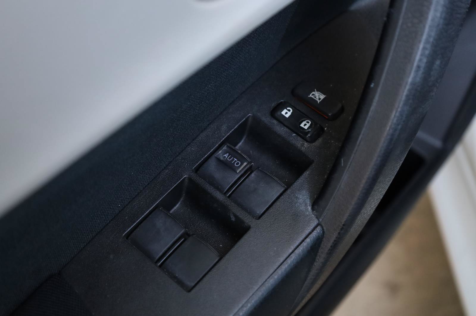 Used 2014 Toyota Corolla LE FWD image 35