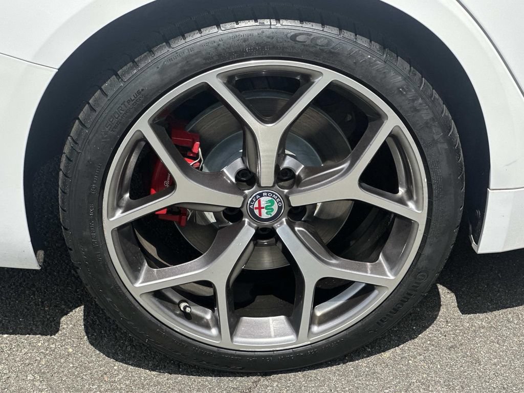 Used 2019 Alfa Romeo Giulia AWD w/ Quick Order Package 22J Sport image 11