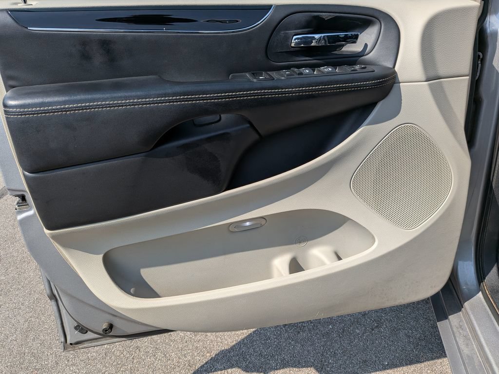 Used 2017 Dodge Grand Caravan SXT w/ Driver Convenience Group FWD image 8