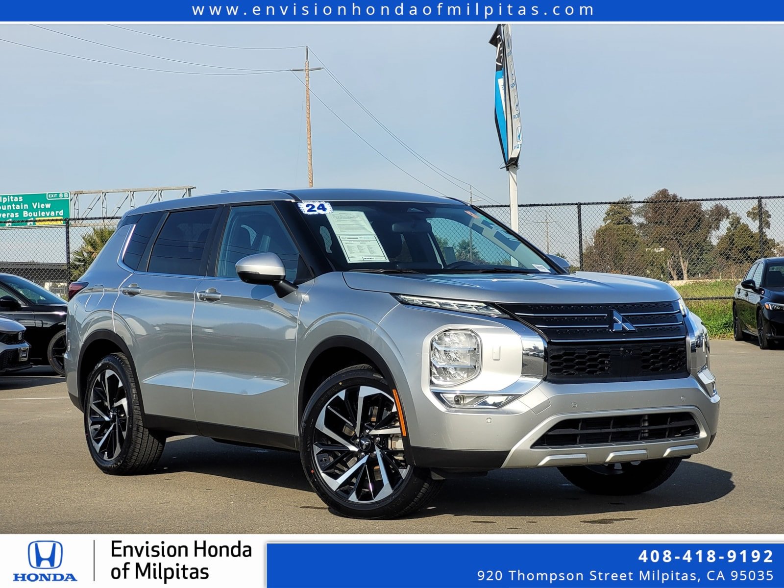 Used 2024 Mitsubishi Outlander SE image 1