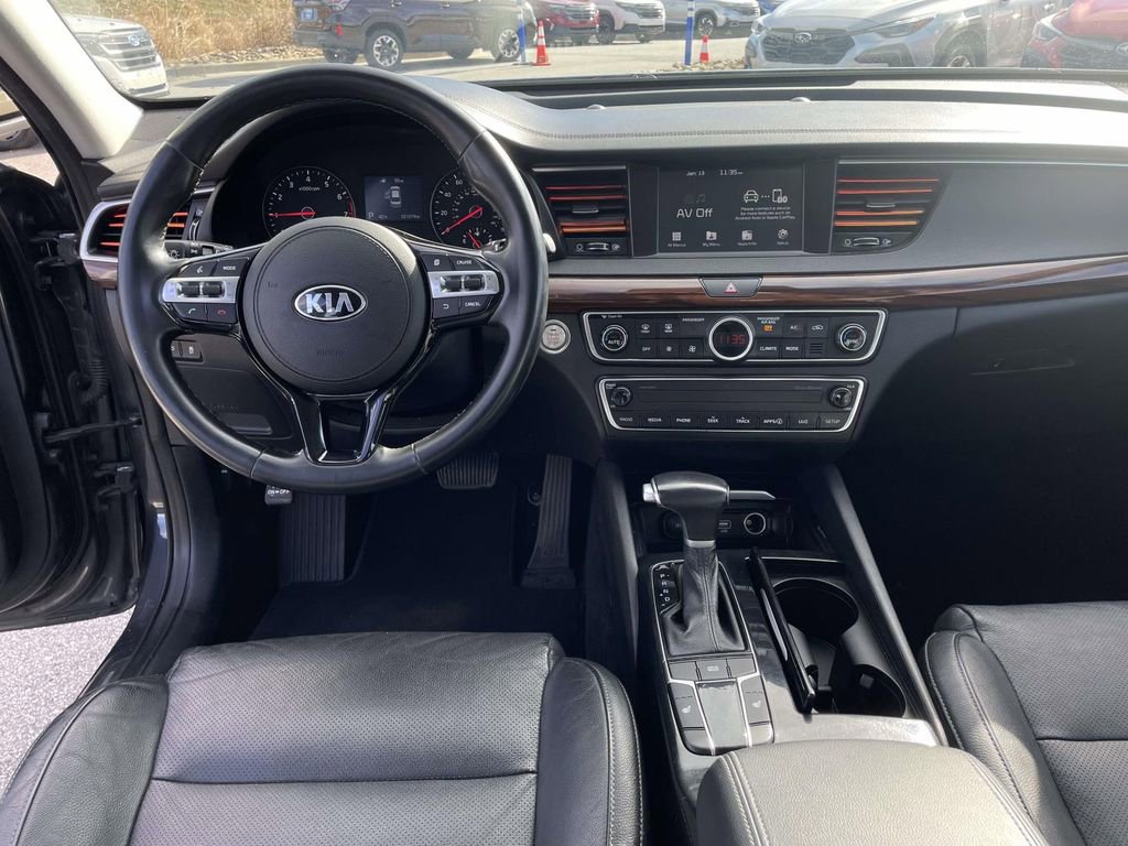 Used 2018 Kia Cadenza Premium image 4