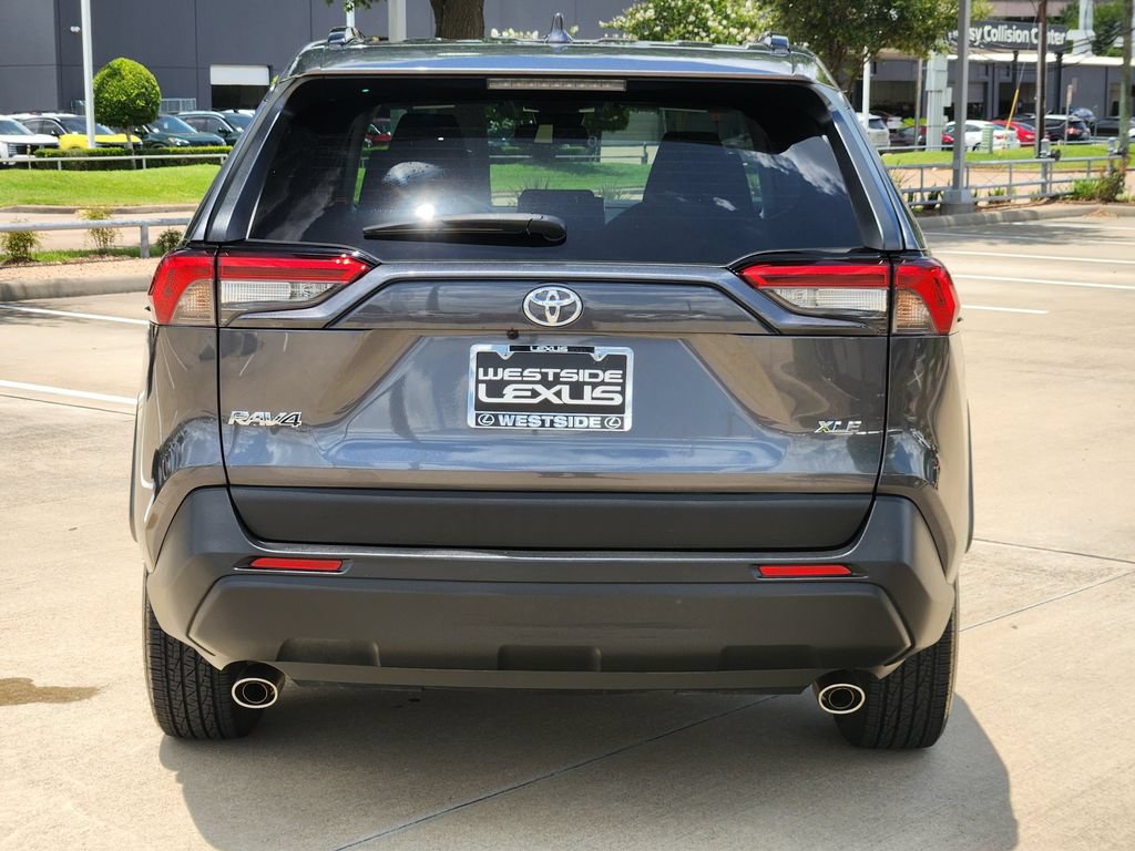 Used 2021 Toyota RAV4 XLE w/ Convenience Package FWD image 5
