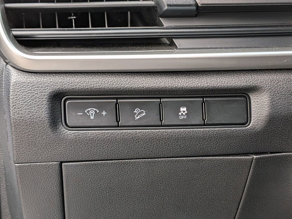 Used 2023 Kia Telluride LX image 17