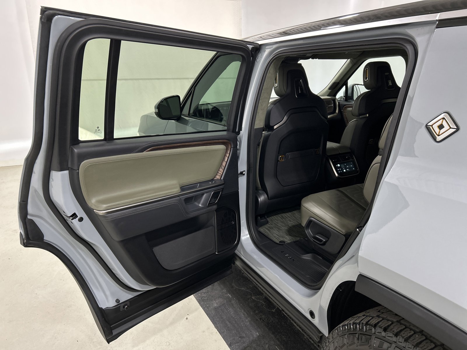 Used 2023 Rivian R1S Adventure image 17