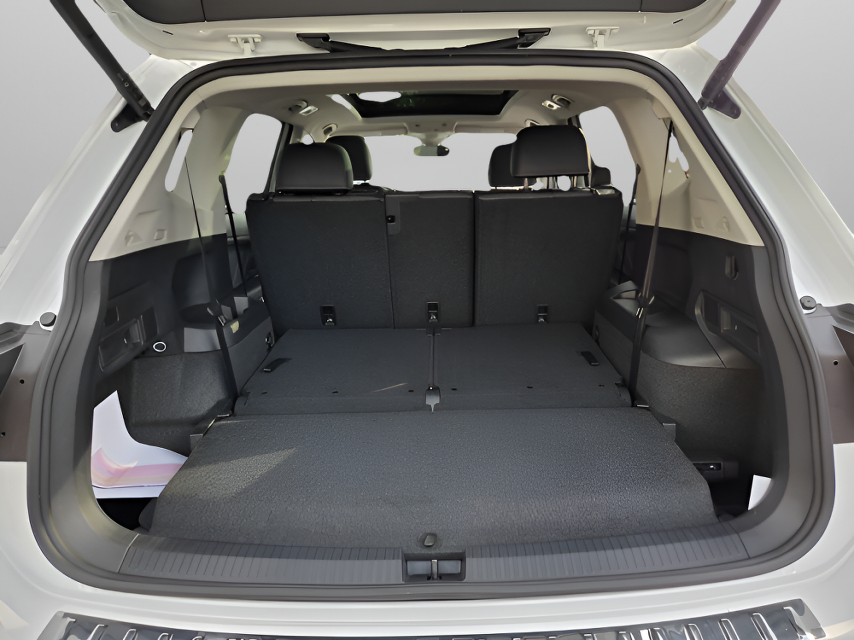 Used 2024 Volkswagen Tiguan SE w/ Panoramic Sunroof Package FWD image 11