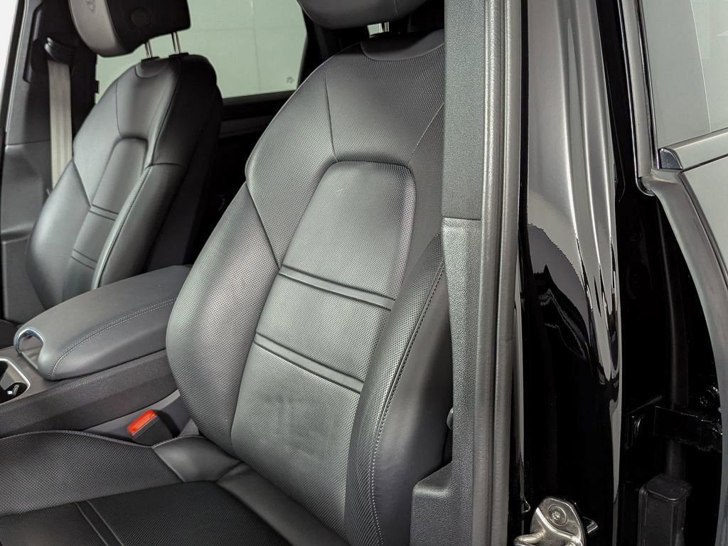 Used 2022 Porsche Cayenne Platinum Edition image 17