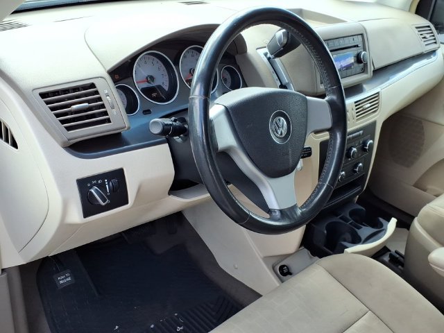 Used 2009 Volkswagen Routan SE FWD image 18