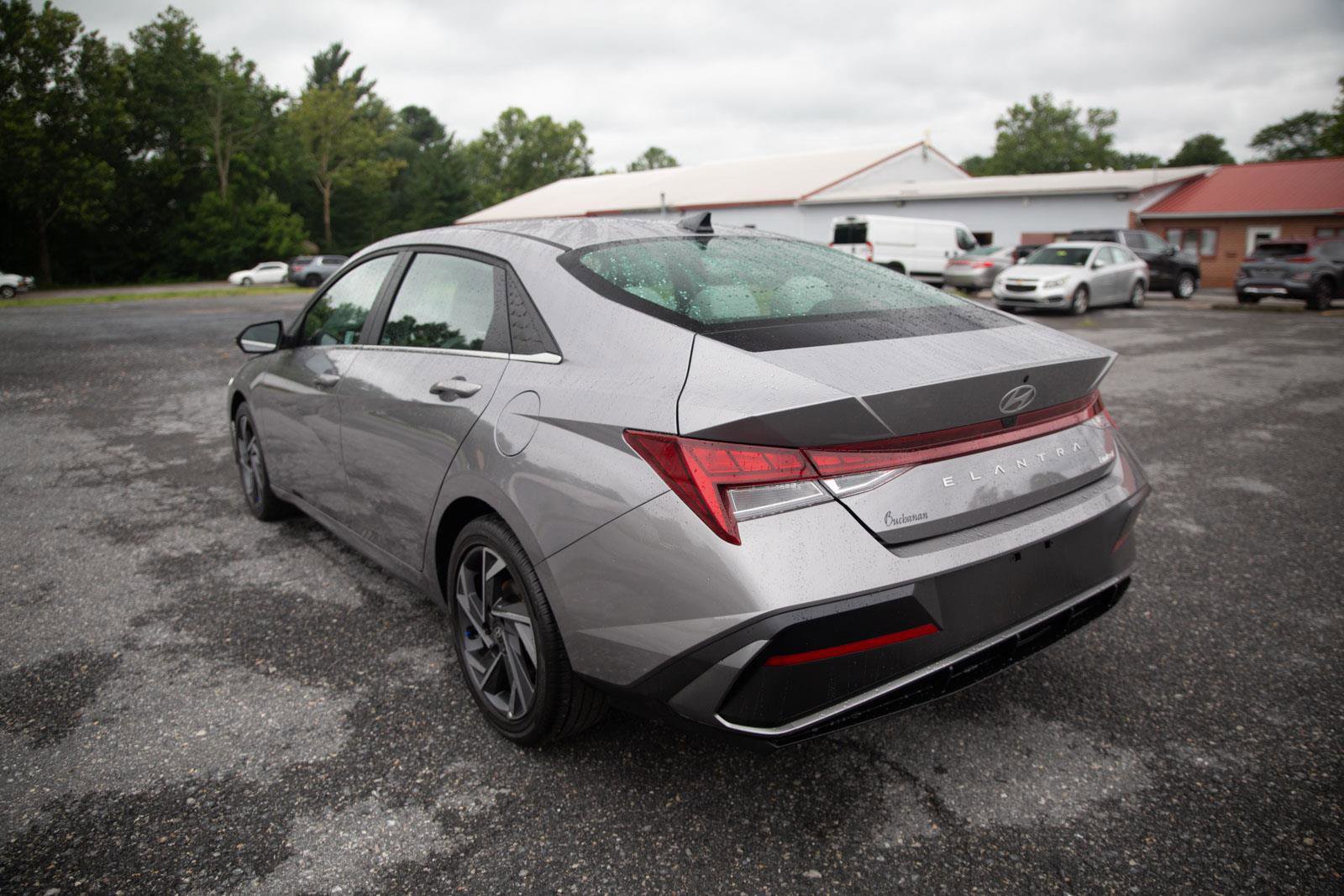 Used 2025 Hyundai Elantra Limited image 5