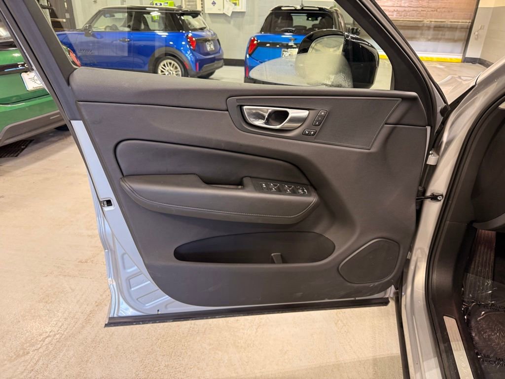 Used 2025 Volvo XC60 B5 Plus image 10