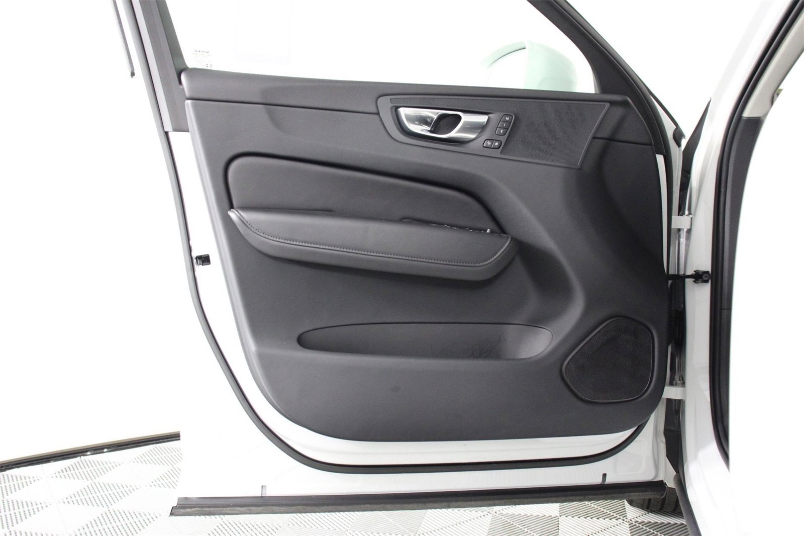 Certified 2023 Volvo XC60 B5 Plus w/ Protection Package Premier image 17