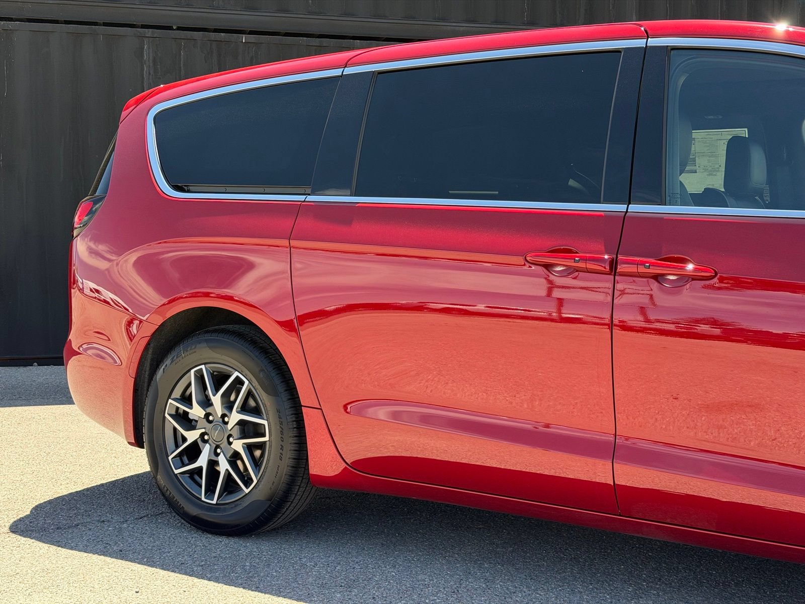 New 2027 Chrysler Pacifica Limited FWD image 5