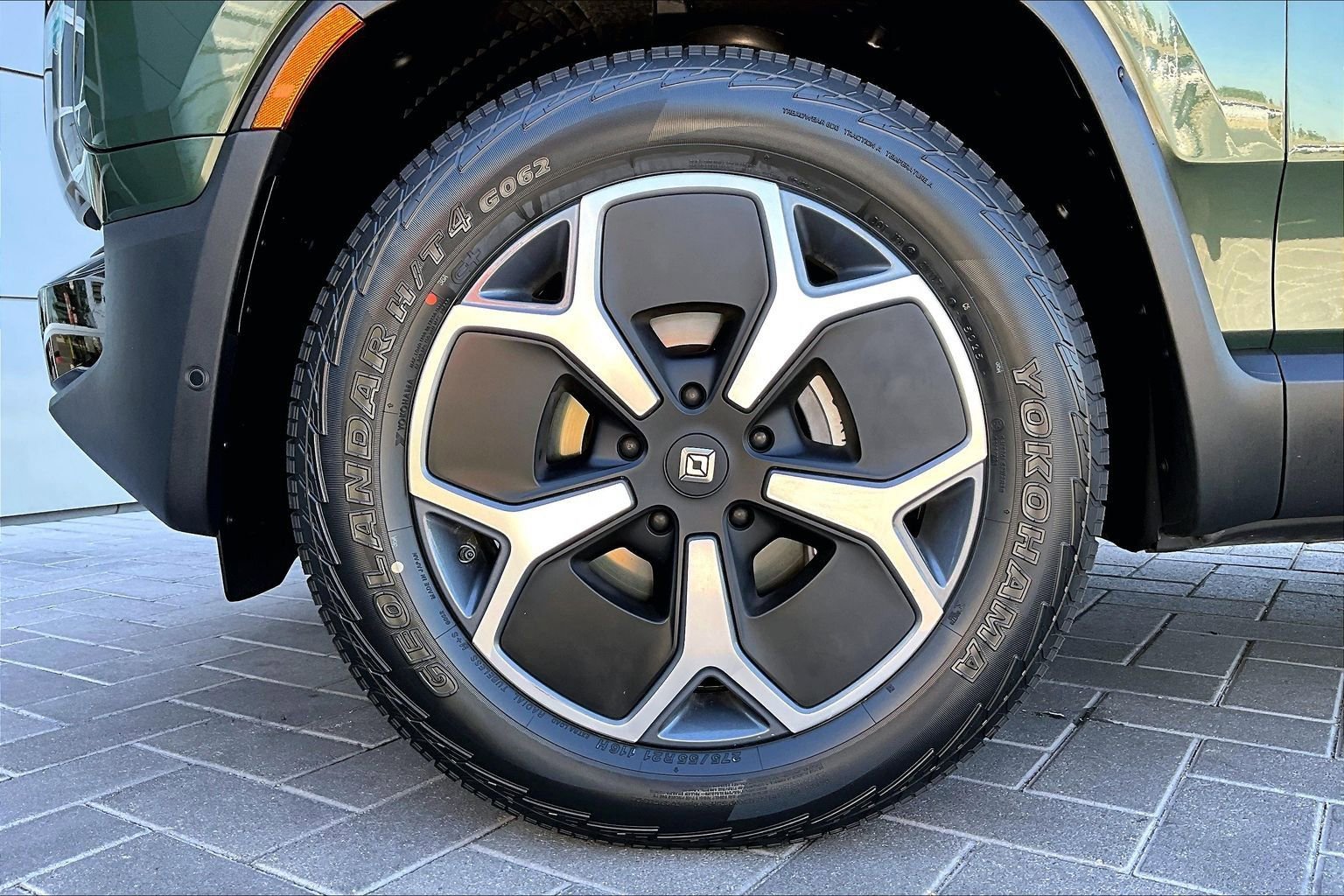 Used 2024 Rivian R1S Adventure AWD/4WD image 9
