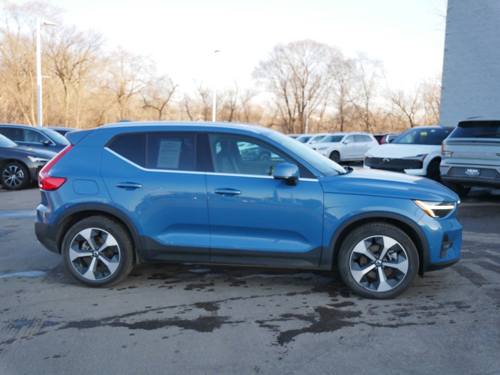 Used 2025 Volvo XC40 B5 Plus image 8