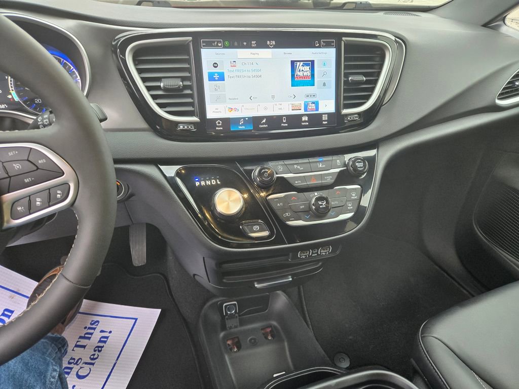 Used 2025 Chrysler Pacifica Select image 10