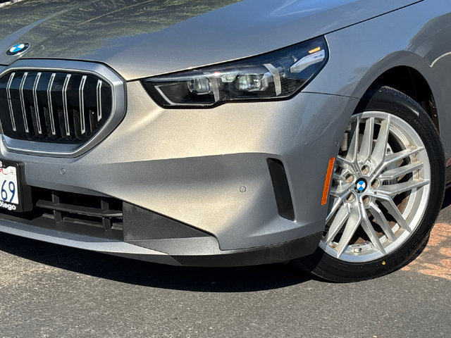 Used 2024 BMW 530i w/ Convenience Package RWD image 3
