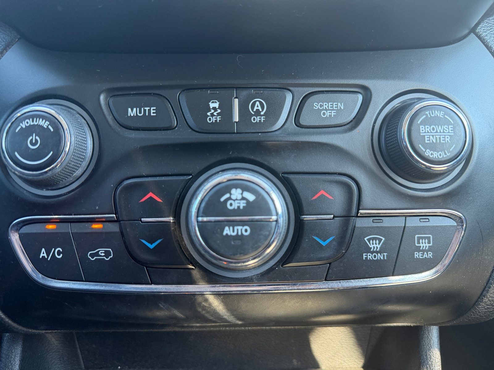 Used 2019 Jeep Cherokee Limited AWD/4WD image 17