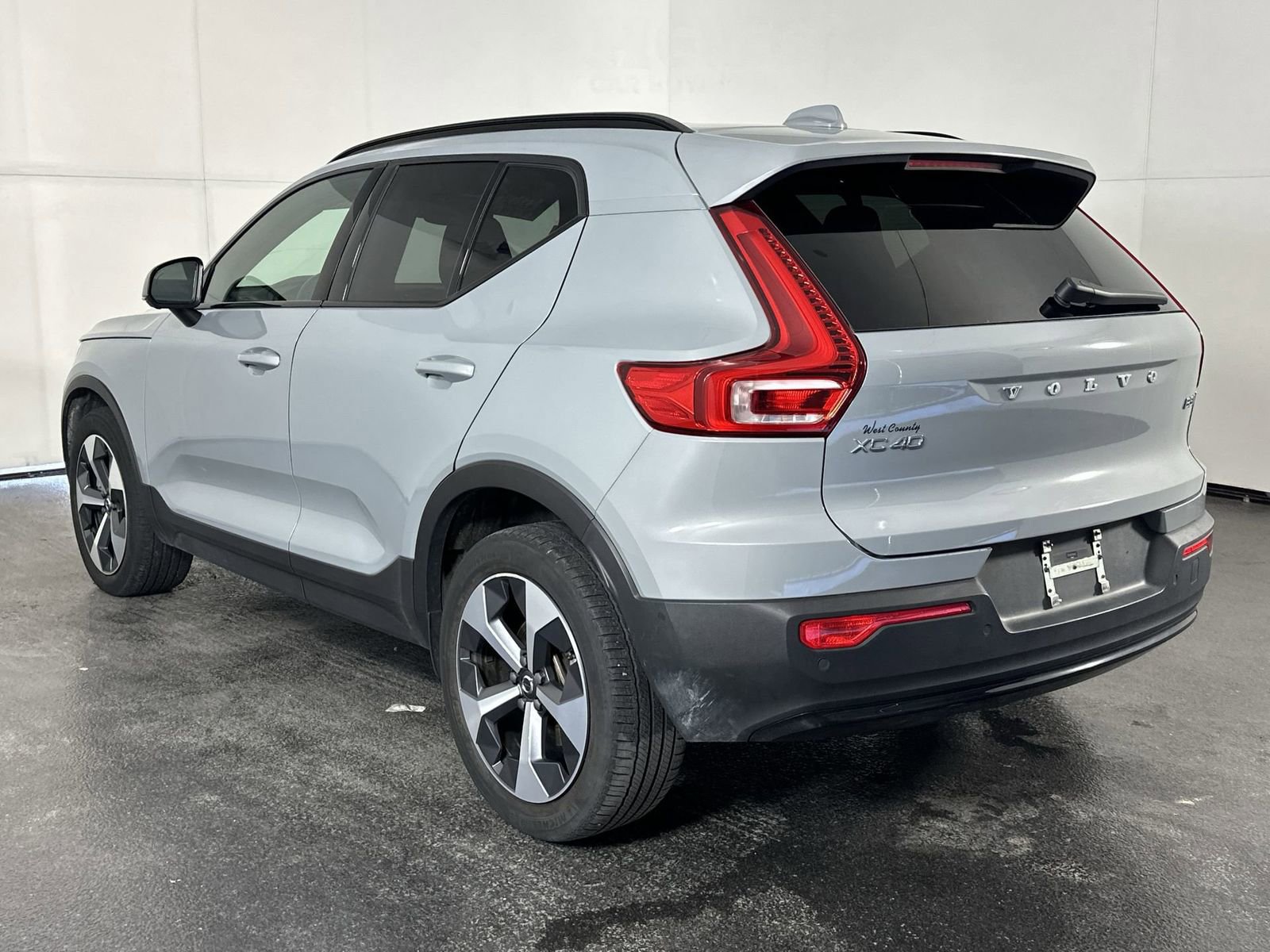 Used 2024 Volvo XC40 B5 Plus image 6