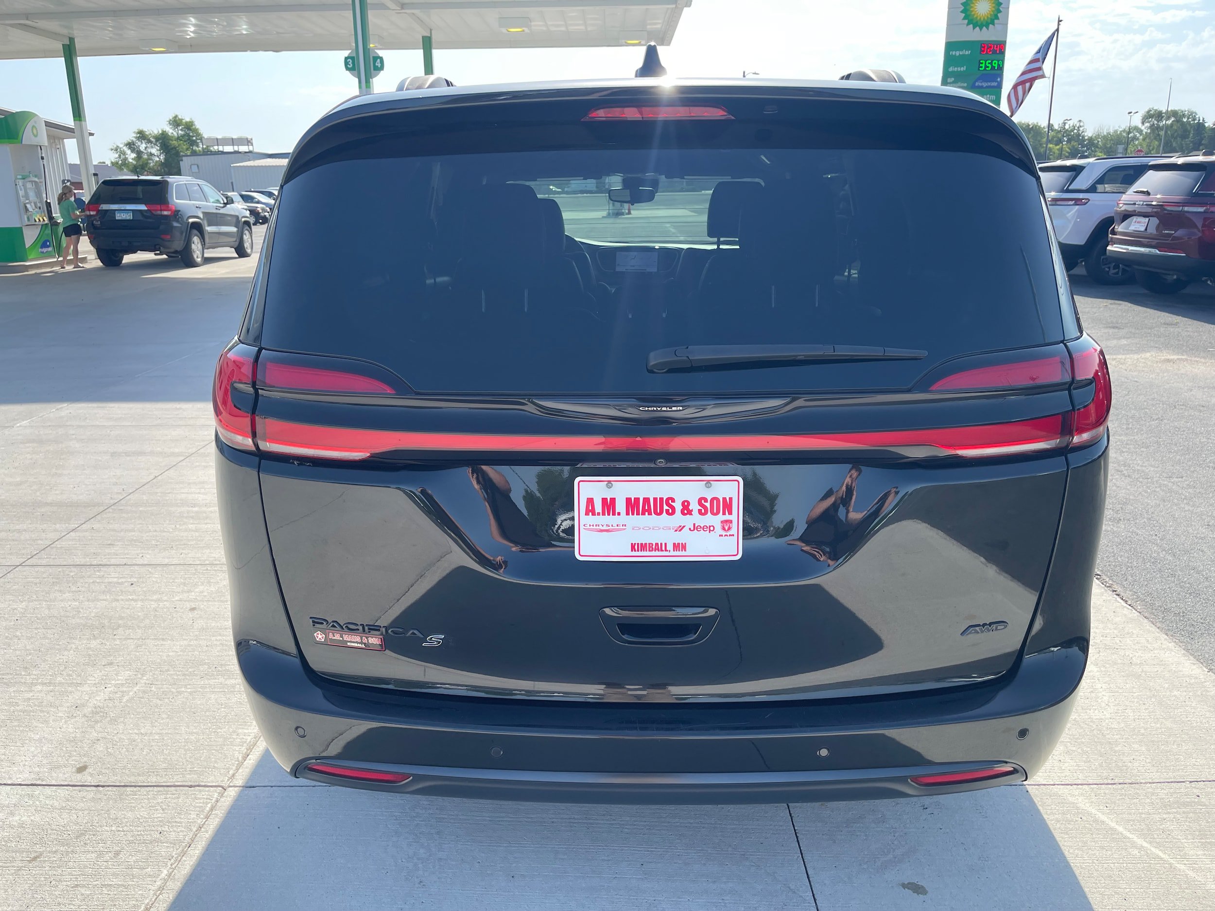 Used 2023 Chrysler Pacifica Touring-L w/ S Appearance Package AWD/4WD image 7