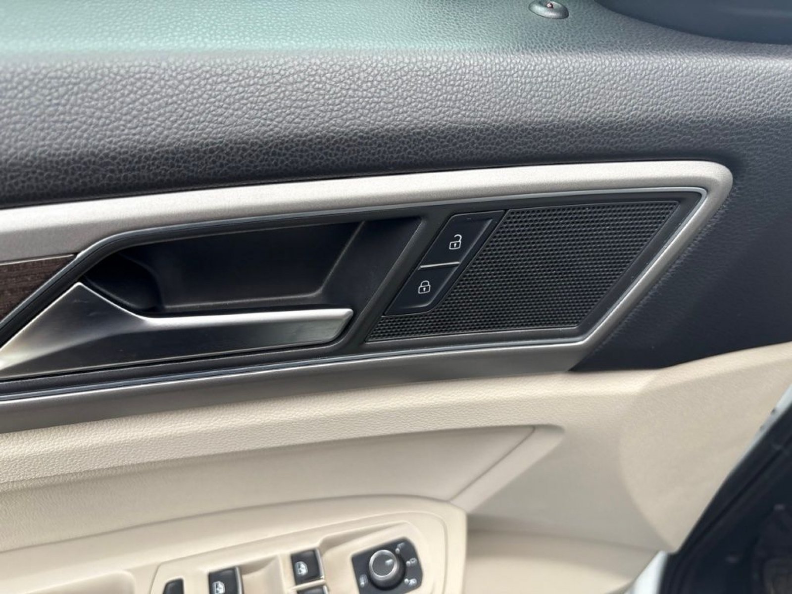 Used 2019 Volkswagen Atlas SEL R-Line AWD/4WD image 9