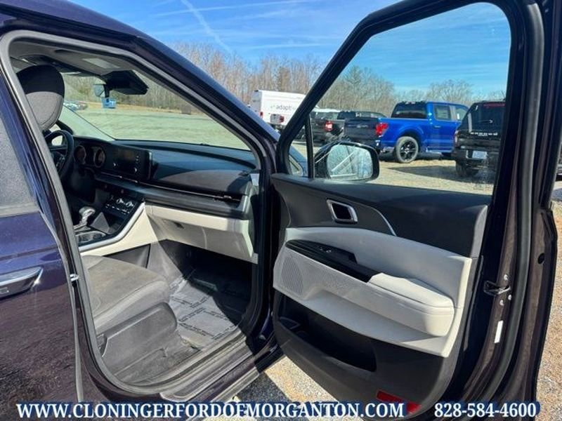 Used 2023 Kia Carnival LX image 18