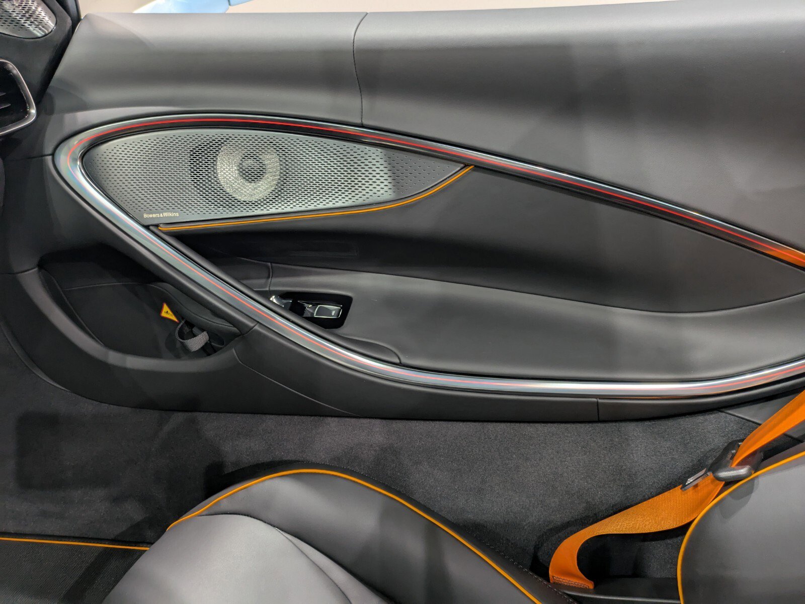 Used 2025 McLaren Artura Spider image 17