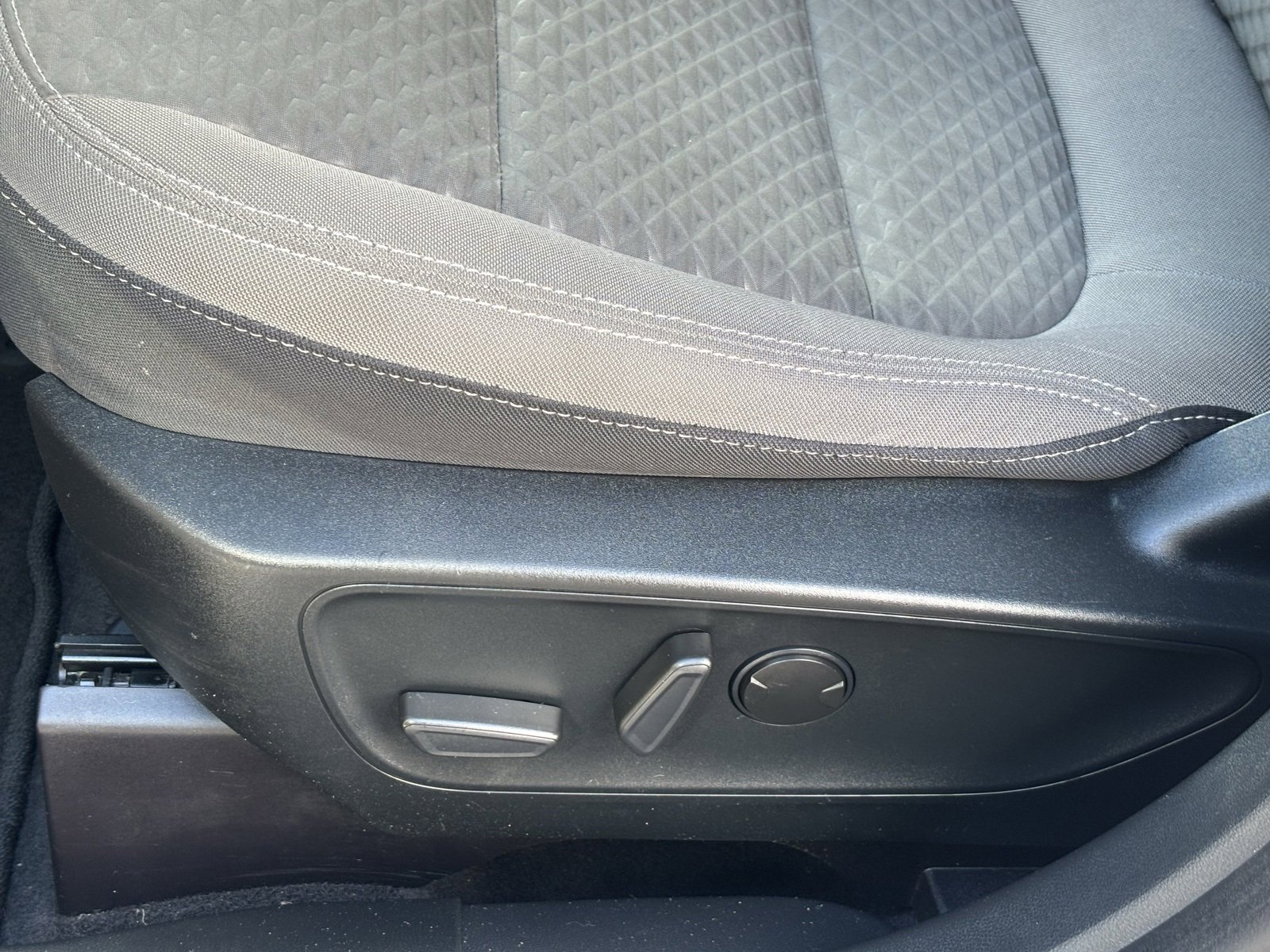 Used 2020 Ford Escape SE image 19