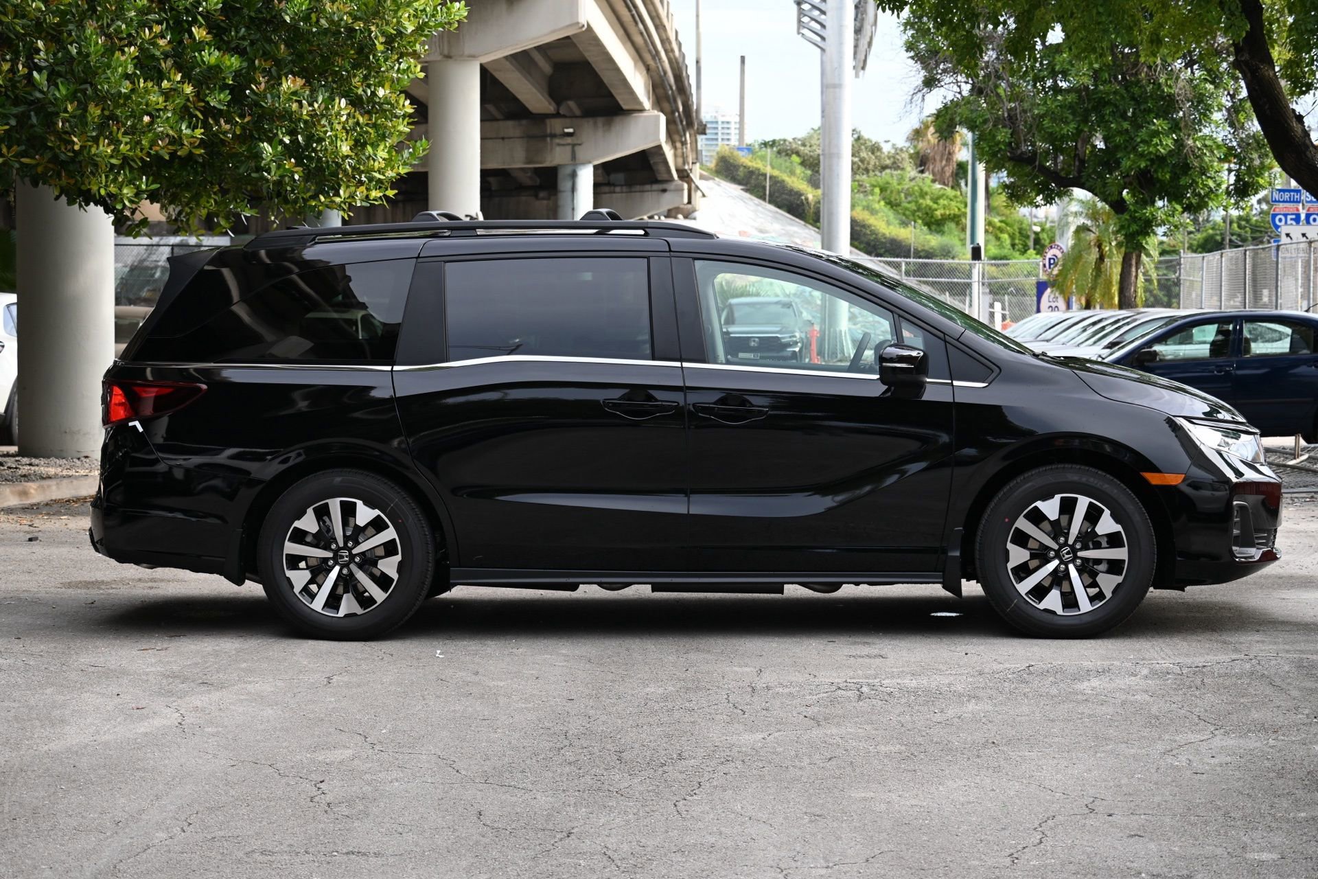 New 2026 Honda Odyssey EX-L image 4