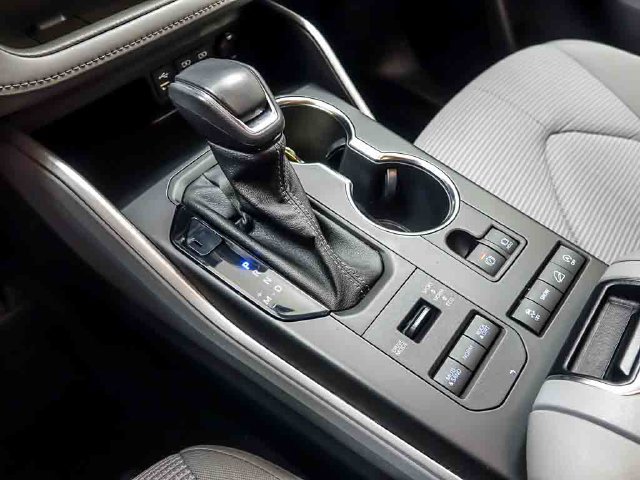 Used 2022 Toyota Highlander LE AWD/4WD image 20