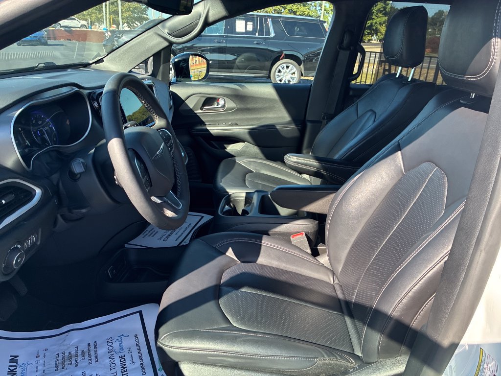Used 2025 Chrysler Pacifica Select FWD image 11