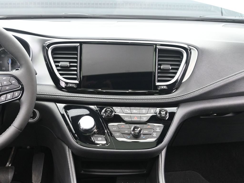 Used 2025 Chrysler Pacifica Limited image 23