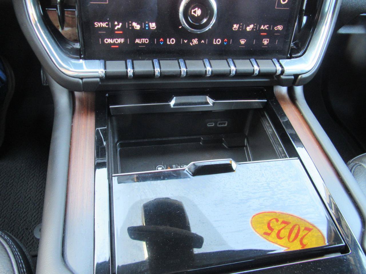 Used 2025 GMC Yukon XL Denali AWD/4WD image 30