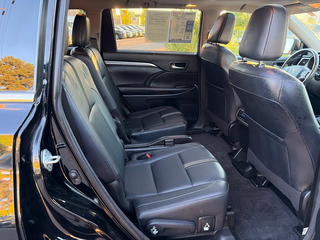 Used 2018 Toyota Highlander SE w/ Carpet Mat Package (TMS) AWD/4WD image 17