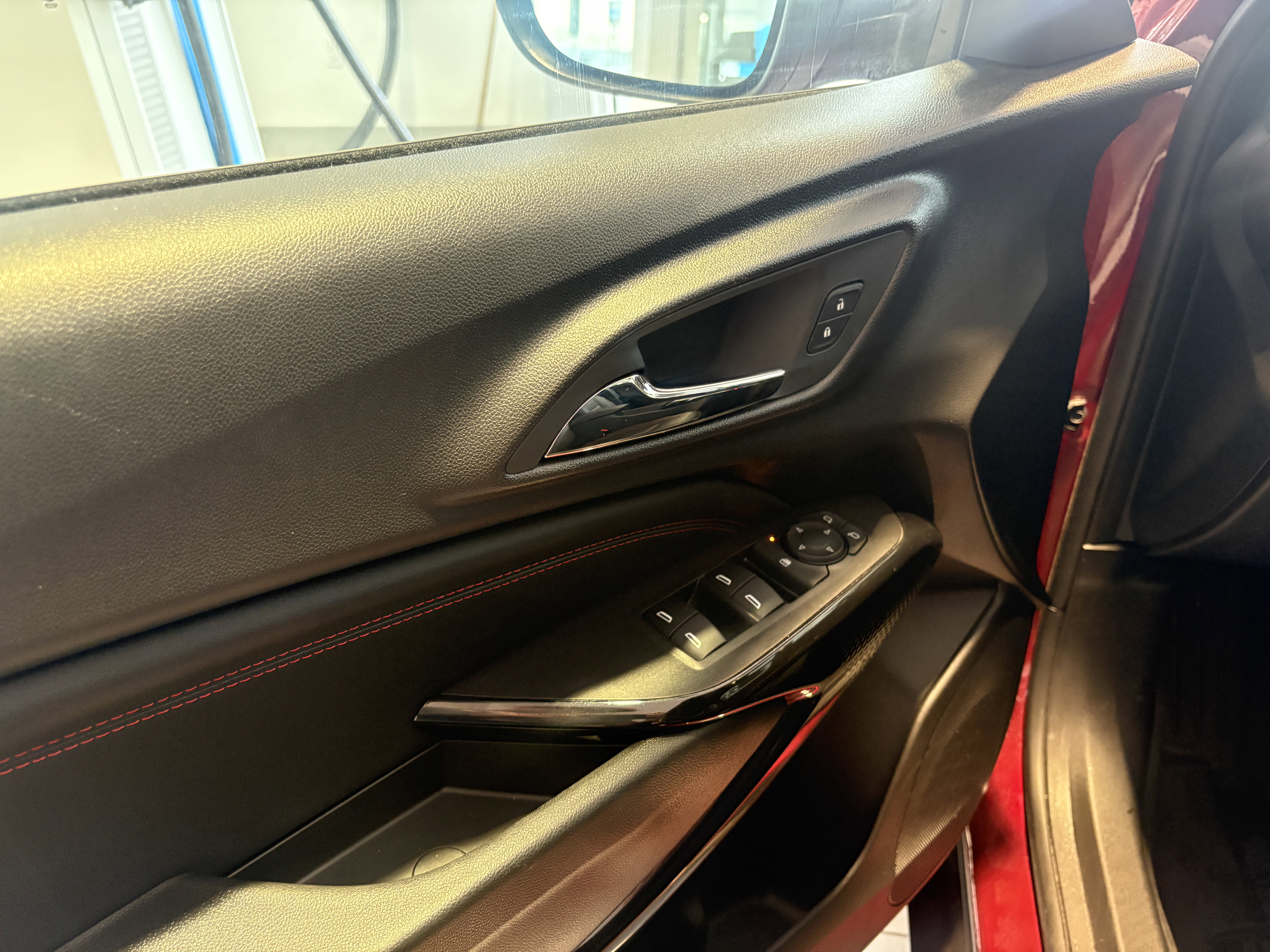 Used 2025 Chevrolet Trax RS w/ Sunroof Package image 8