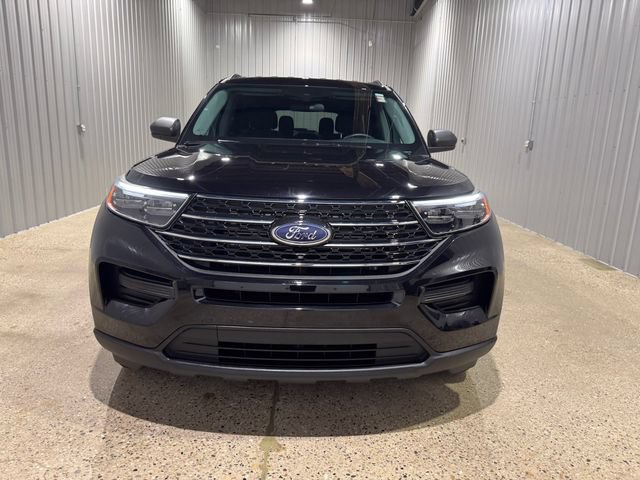 Used 2024 Ford Explorer XLT AWD/4WD image 3