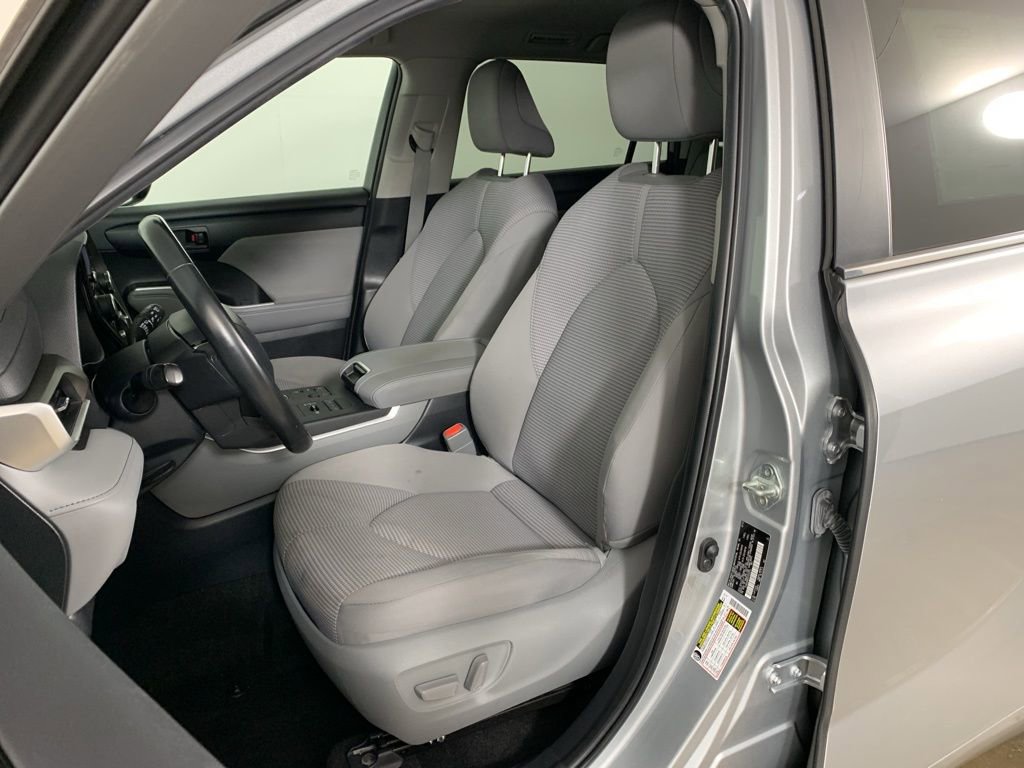 Used 2023 Toyota Highlander LE image 30