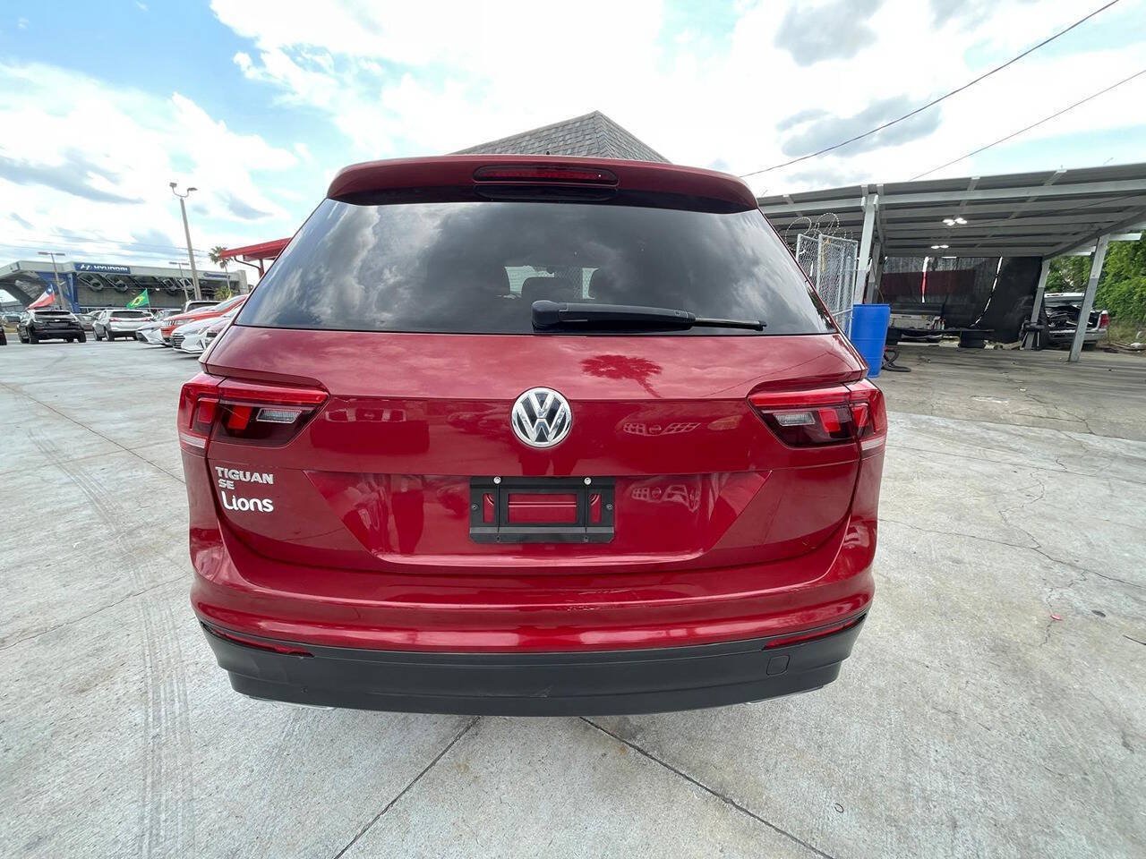 Used 2019 Volkswagen Tiguan SE w/ Panoramic Sunroof Package FWD image 2