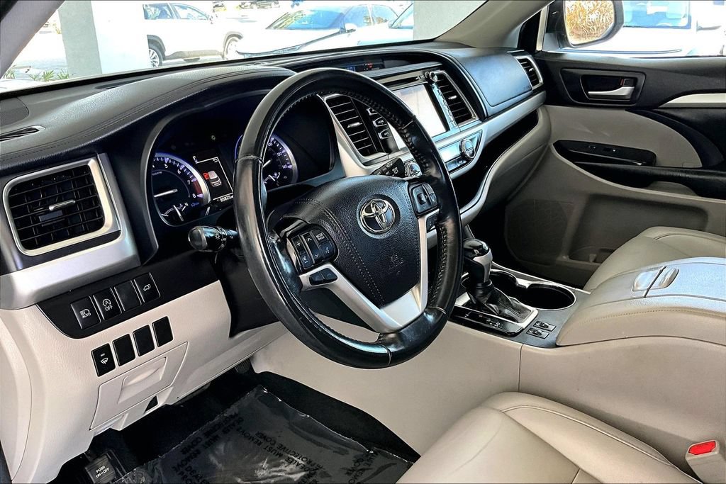 Used 2019 Toyota Highlander XLE w/ Carpet Mat Package (TMS) FWD image 17