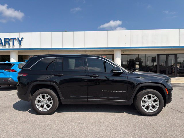 Used 2023 Jeep Grand Cherokee Limited AWD/4WD image 2
