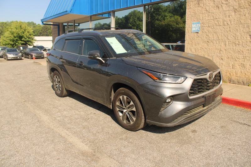Used 2021 Toyota Highlander XLE FWD image 3