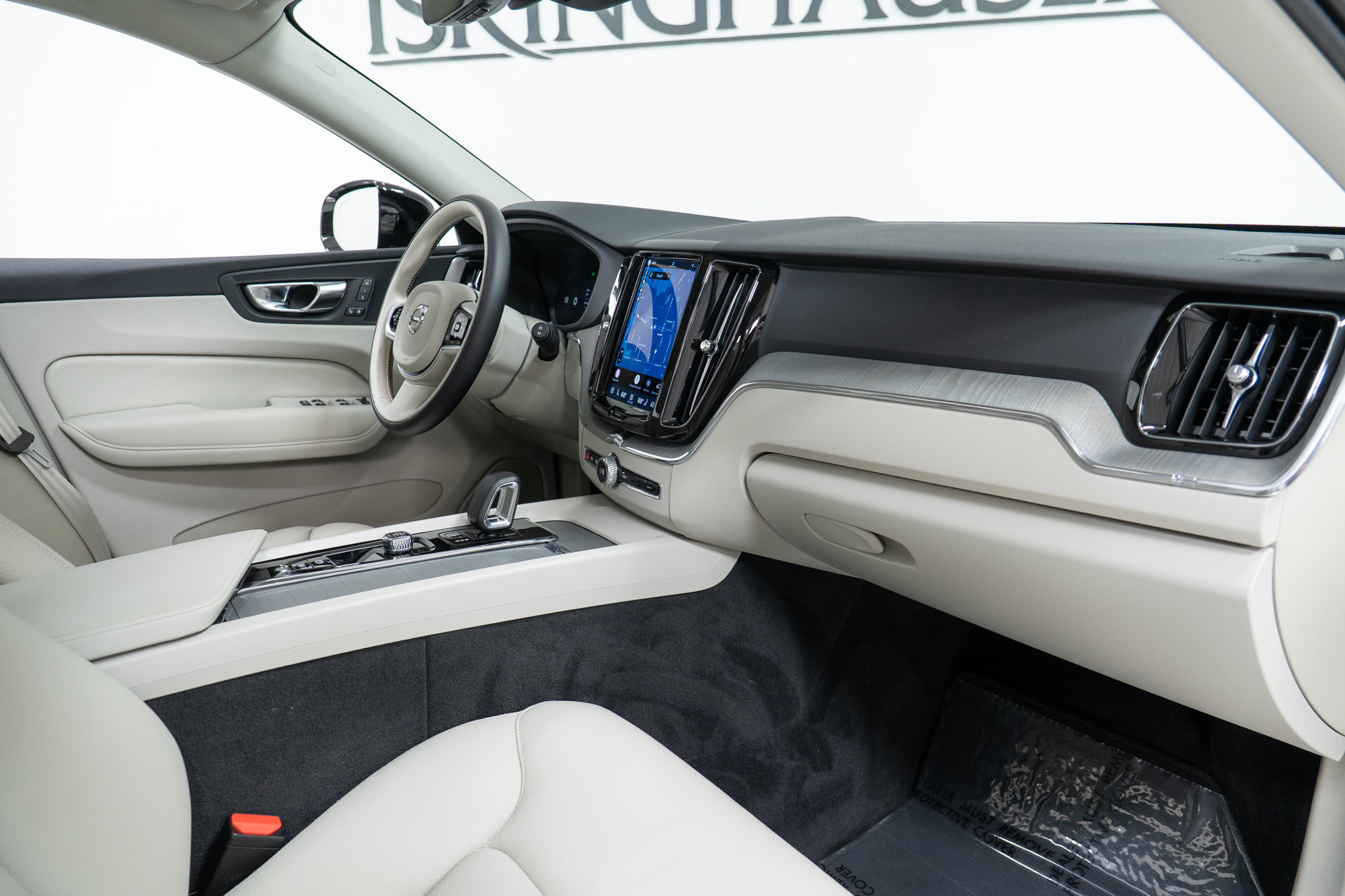Certified 2025 Volvo XC60 B5 Plus AWD/4WD image 21