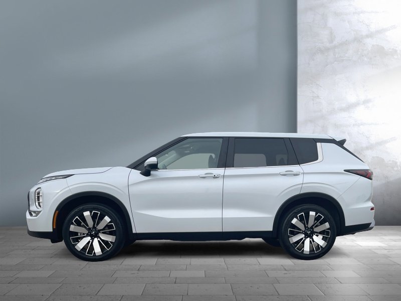 Used 2025 Mitsubishi Outlander SE AWD/4WD image 3