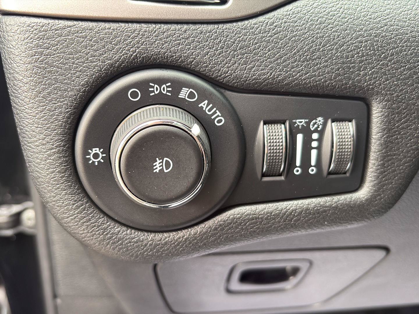 Used 2022 Jeep Cherokee Latitude Lux w/ Sun & Sound Group AWD/4WD image 9