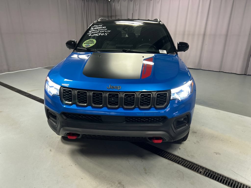 Used 2025 Jeep Compass Trailhawk w/ Trailhawk Elite Group AWD/4WD image 2