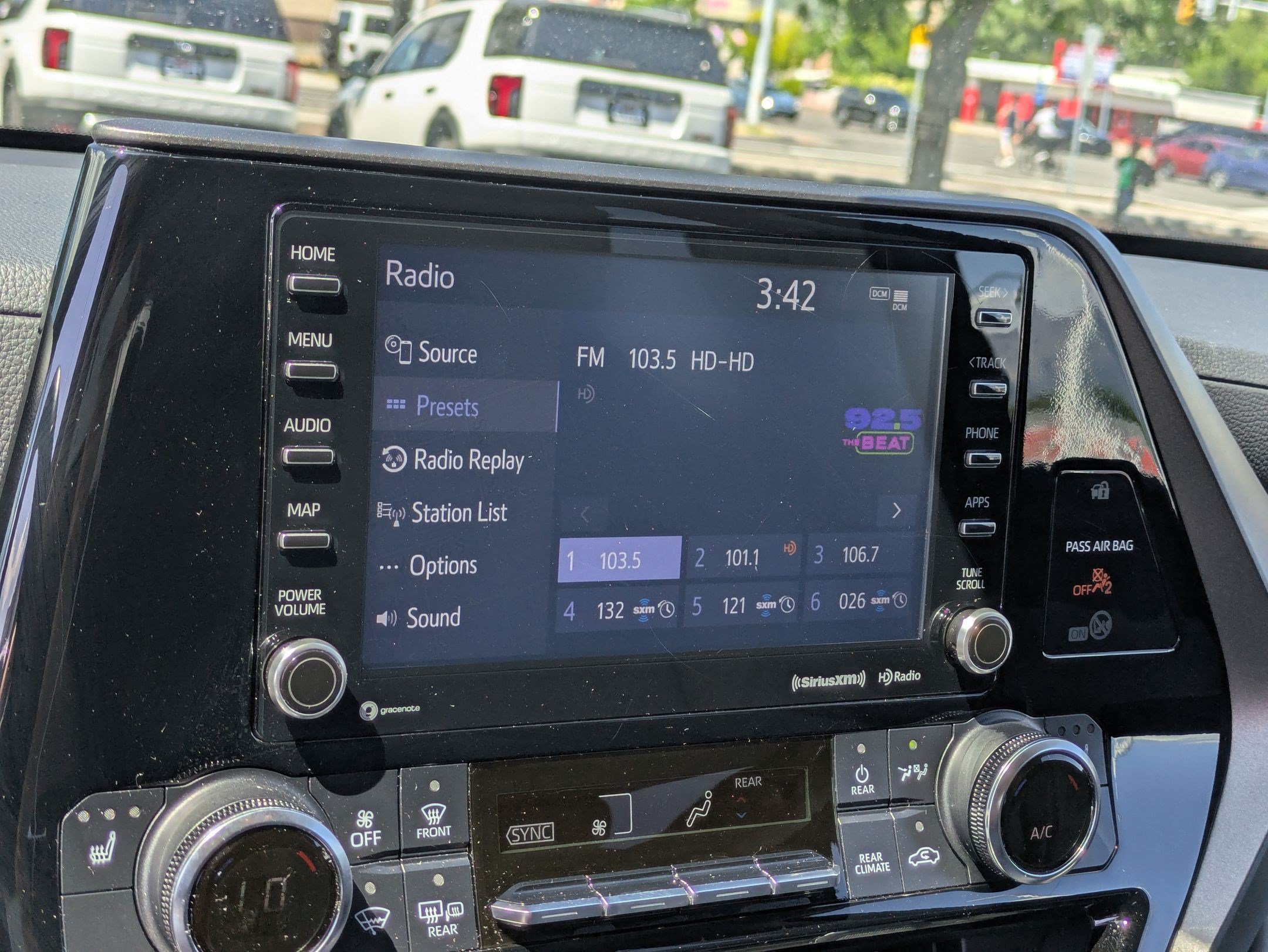 Used 2022 Toyota Highlander XLE AWD/4WD image 23