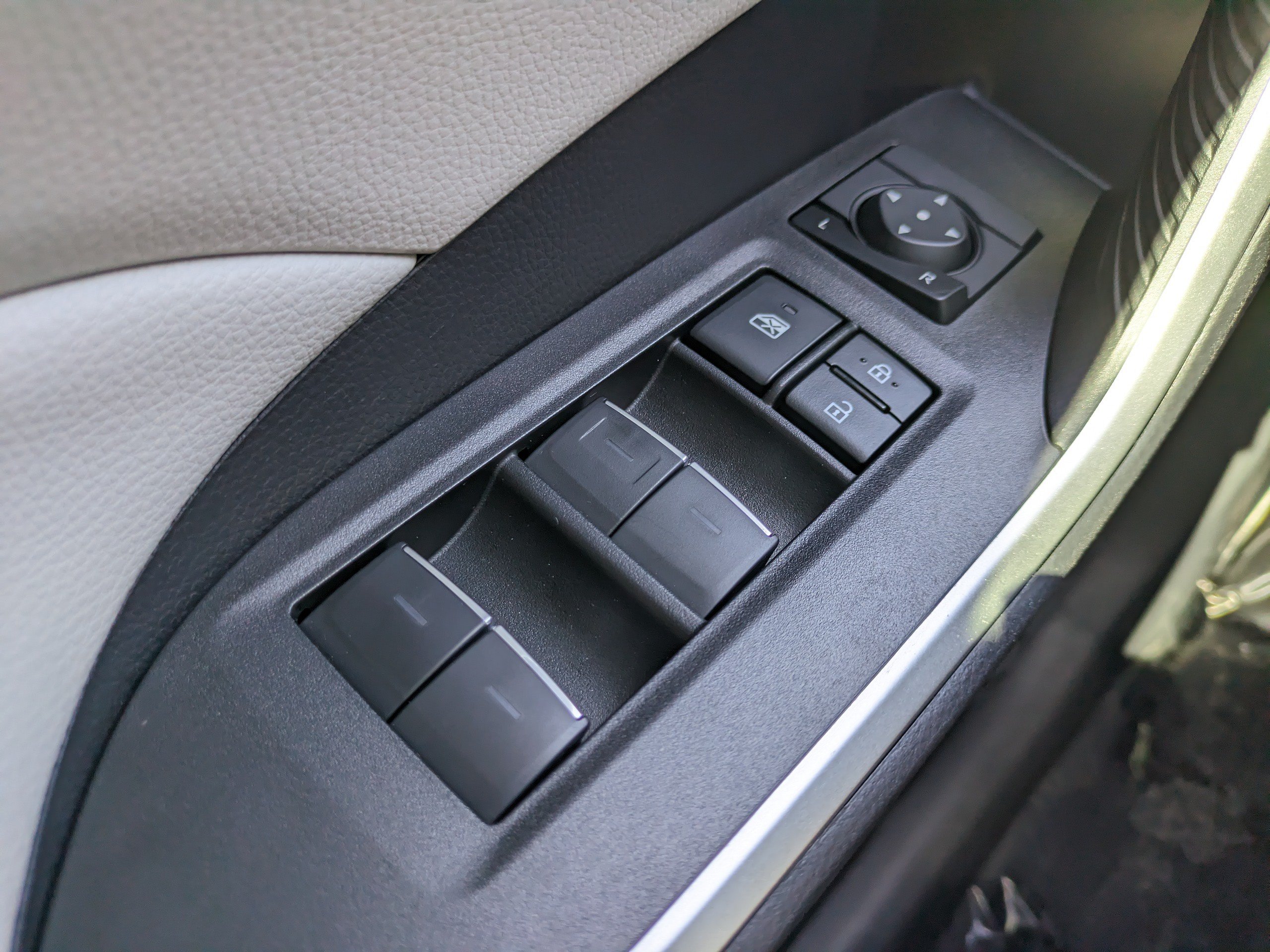 Used 2025 Toyota RAV4 XLE w/ Convenience Package FWD image 22