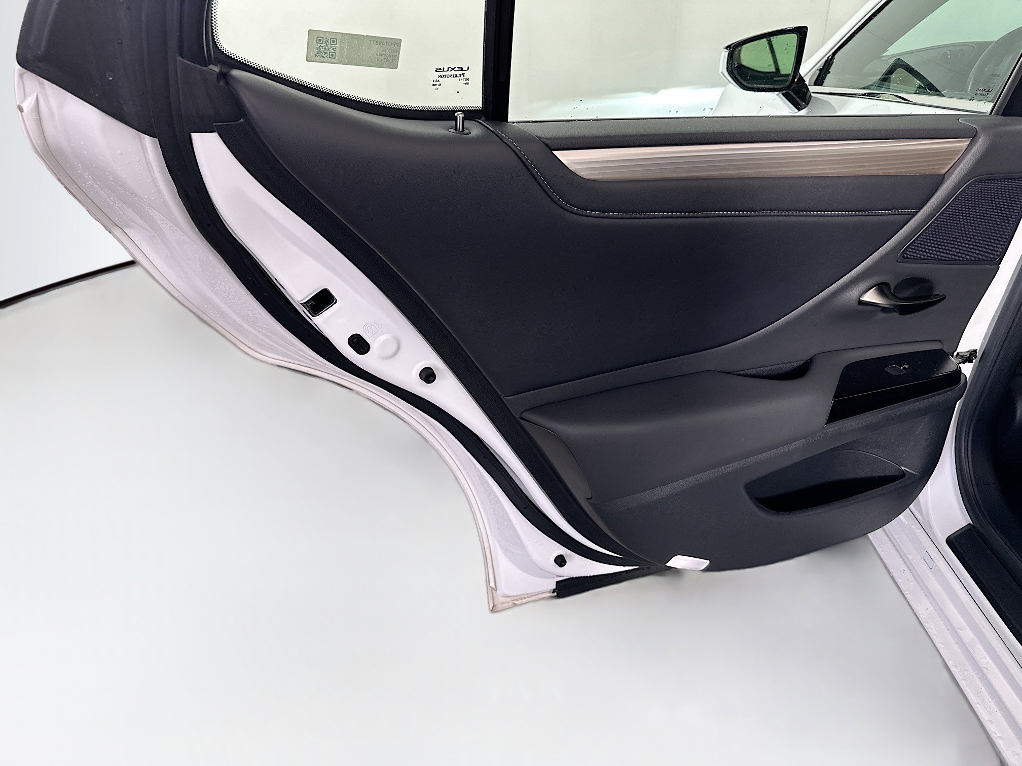 Used 2023 Lexus ES 350 F Sport w/ Accessory Package (Z2) image 27