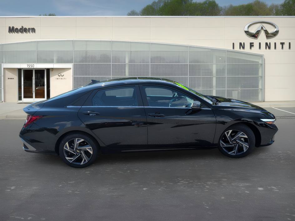 Used 2025 Hyundai Elantra Limited FWD image 3
