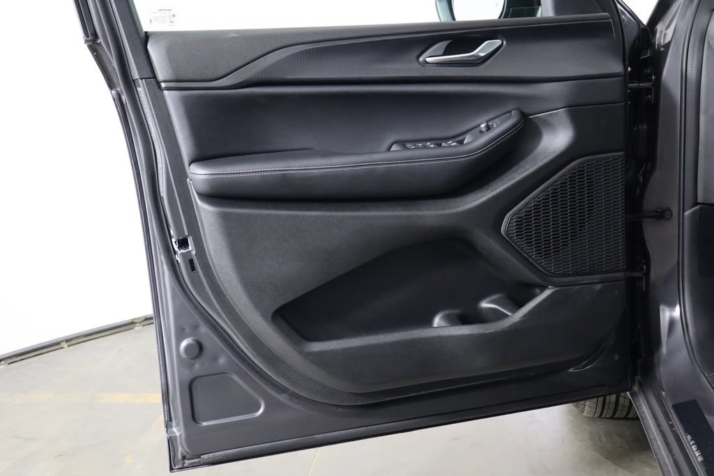 Used 2025 Jeep Grand Cherokee 4WD image 18
